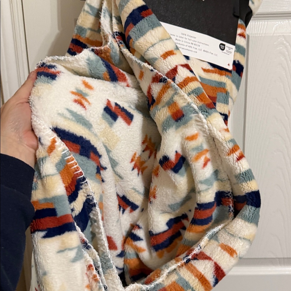 NEW FRYE Aztec Etching Reversible Throw Blanket Multi Color 50"x70" - Picture 4 of 4
